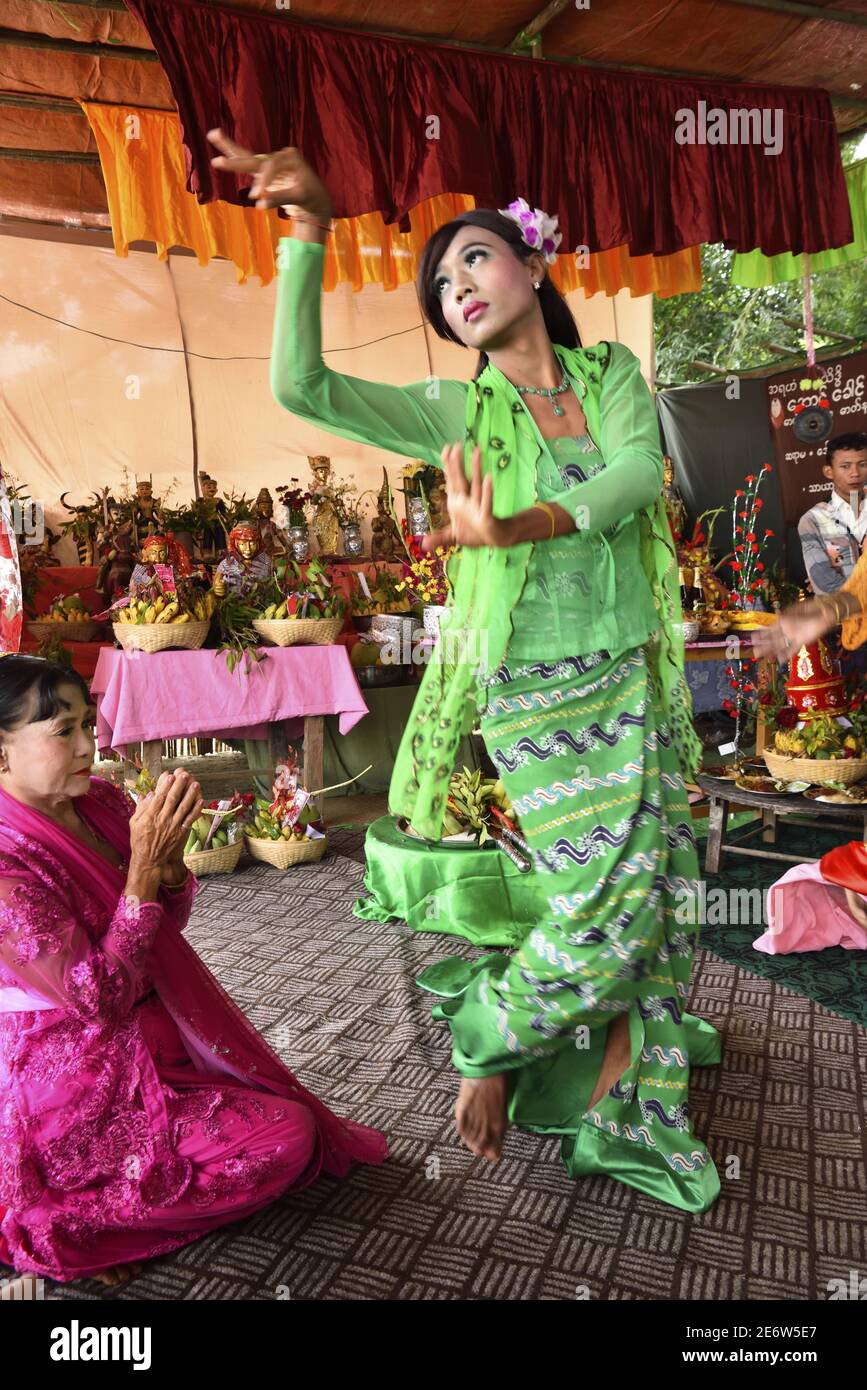 Myanmar (Burma), Bagan, Nat Pwe (Spirits Festival), Natgadaw (Nat's Wife) Tanz Stockfoto