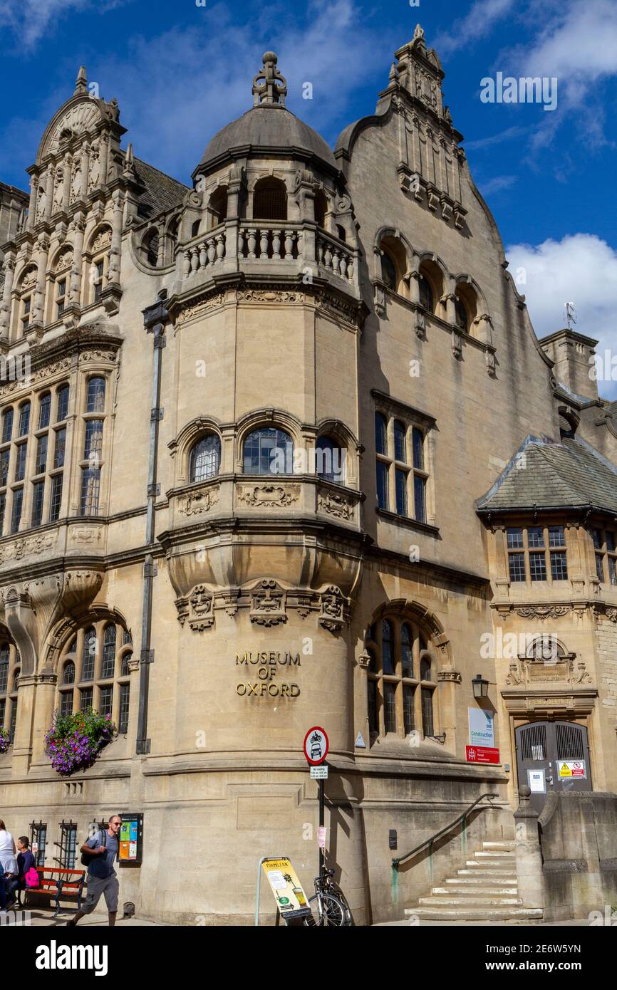 Der Eingang zum Museum of Oxford, Oxford Town Hall, St Aldates, Oxford, Oxfordshire, VEREINIGTES KÖNIGREICH. Stockfoto