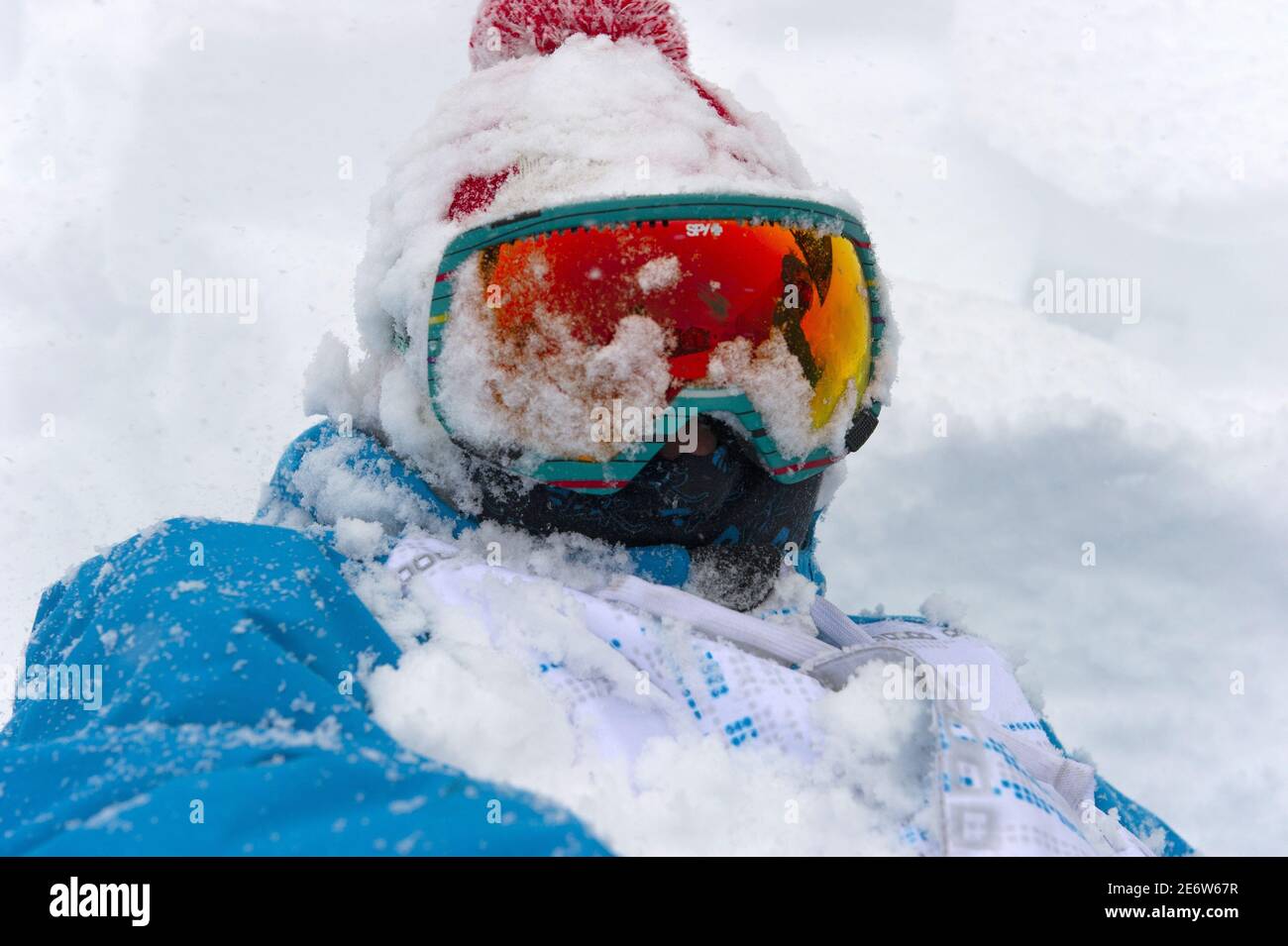 Schweiz, Kanton Wallis, Morgins, Schneeballschlacht. Stockfoto