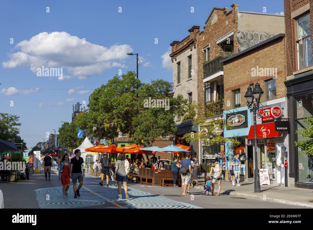 Kanada, Provinz Quebec, Montreal, Plateau-Mont-Royal, Avenue du Mont-Royal Fußgänger im Sommer Stockfoto