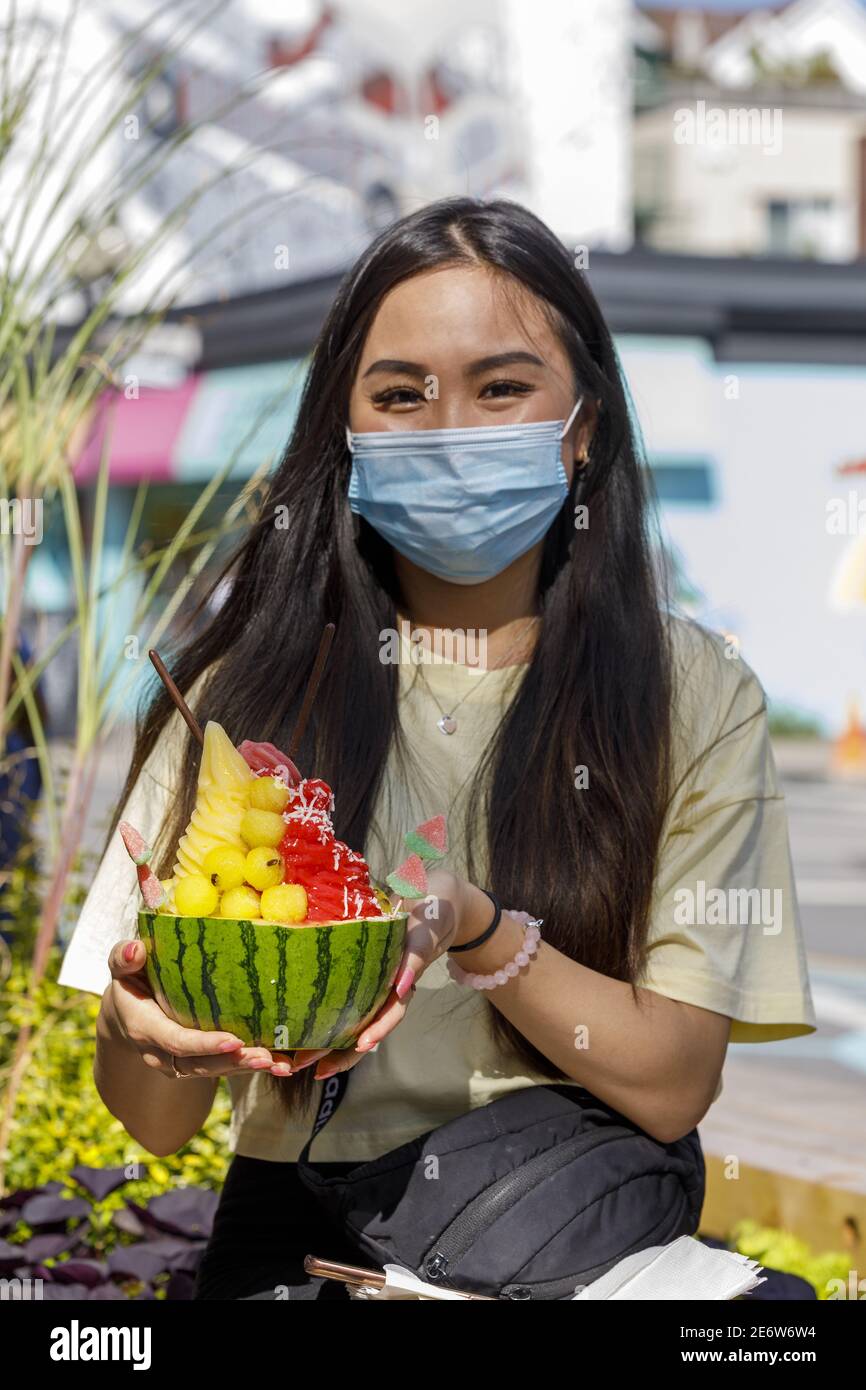 Kanada, Provinz Quebec, Montreal, junges Mädchen mit einem riesigen Eis in Zeiten von COVID-19 Stockfoto