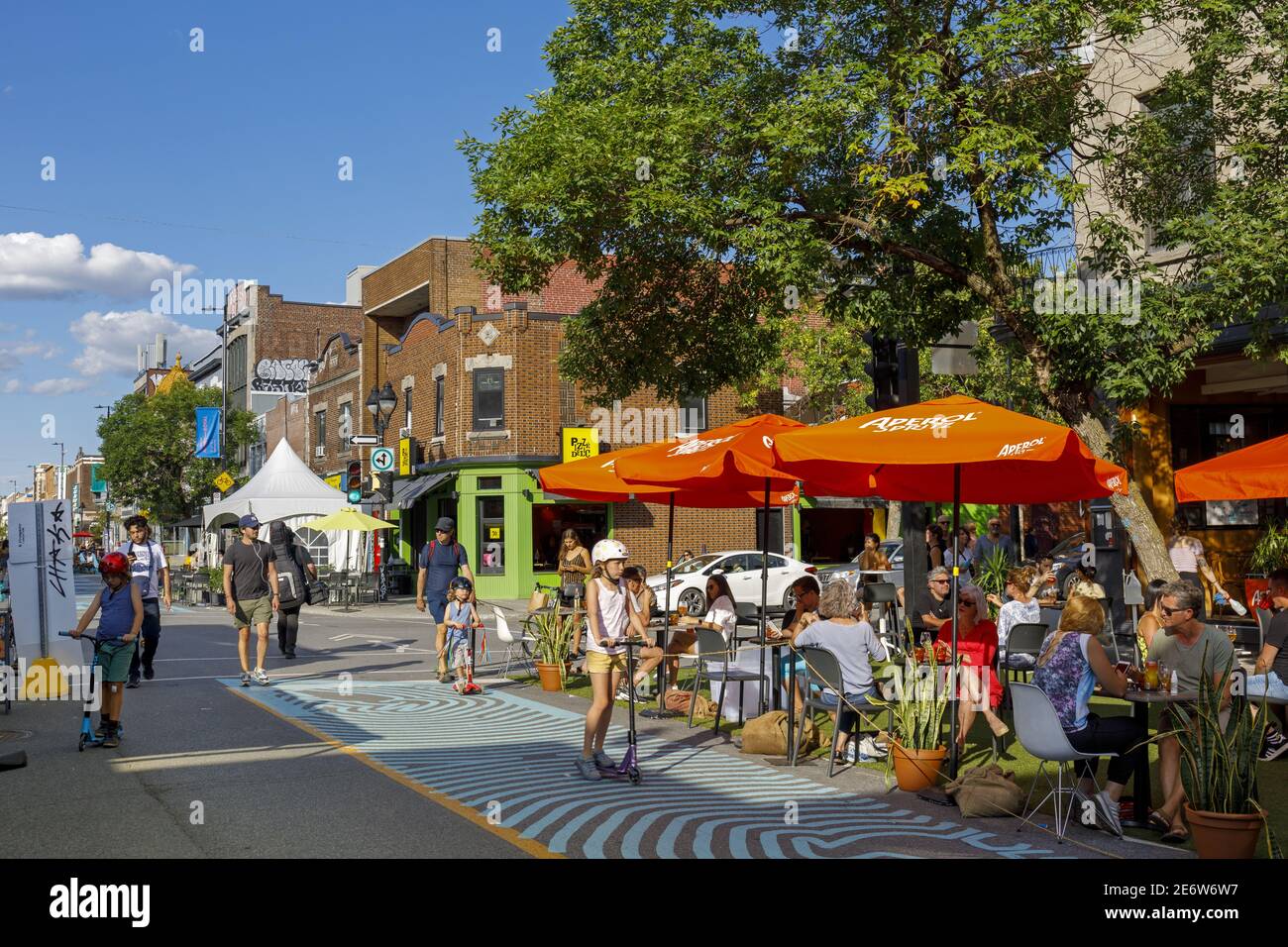 Kanada, Provinz Quebec, Montreal, Plateau-Mont-Royal, Avenue du Mont-Royal Fußgänger im Sommer Stockfoto