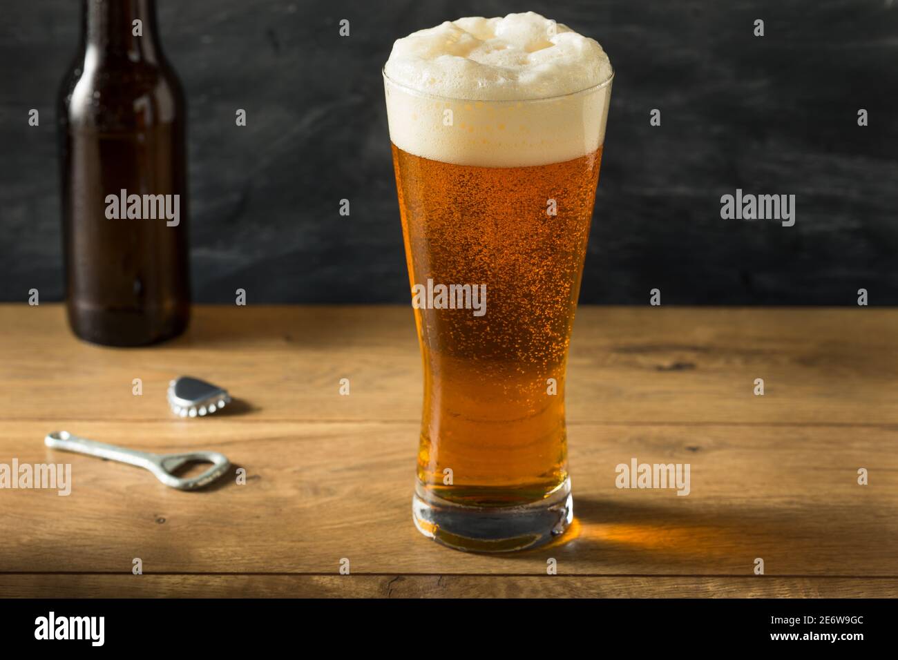 Boozy Golden Beer Ale in einem hohen Glas mit Schaum Stockfoto
