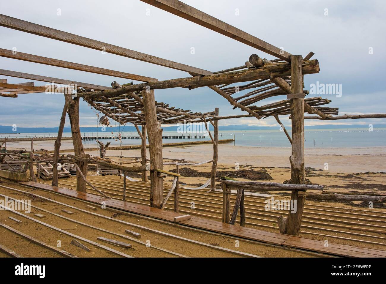 Winter auf einem beliebten jeder in der Nähe Grado, Friaul-Julisch Venetien, Nordostitalien. Eine provisorische Strandbar wurde bis zum Beginn der Sommersaison abgebaut Stockfoto