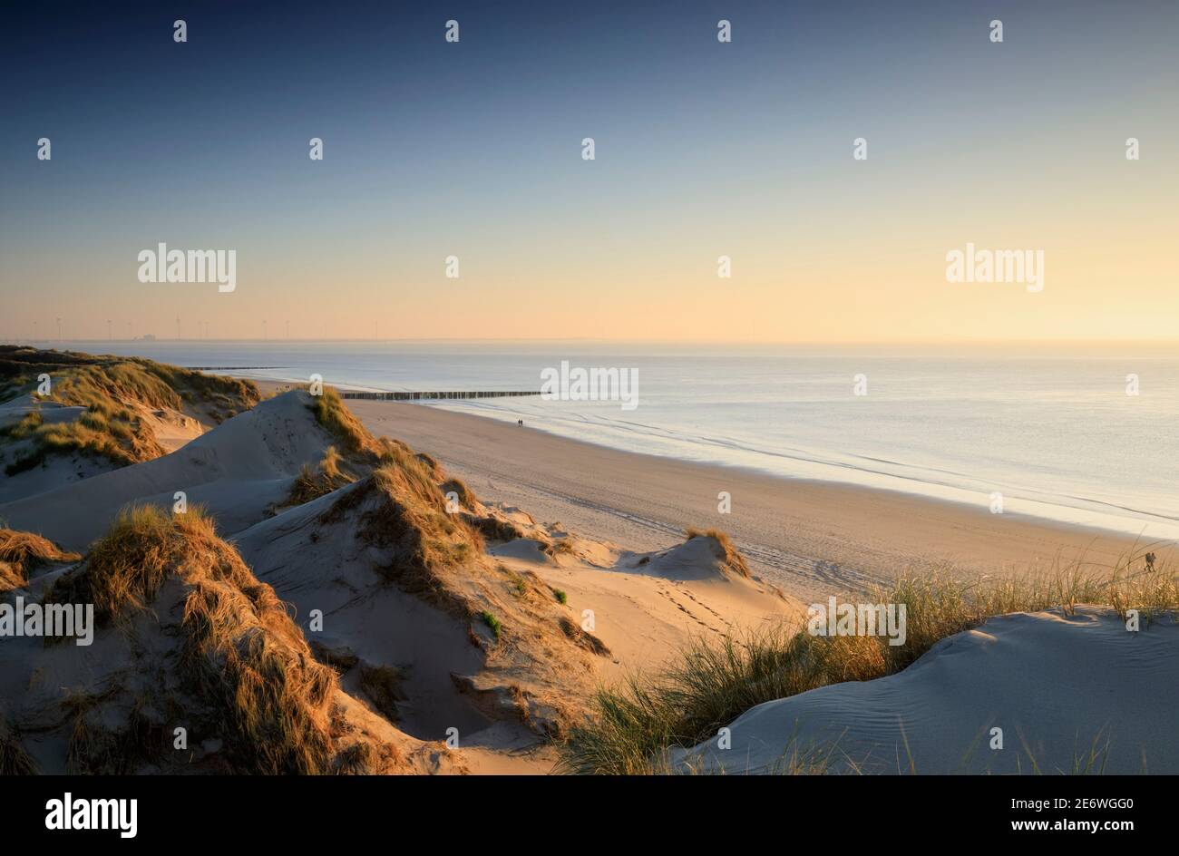 Meer, Strand und Dünen bei Sonnenuntergang, Zeeland, Niederlande Stockfoto