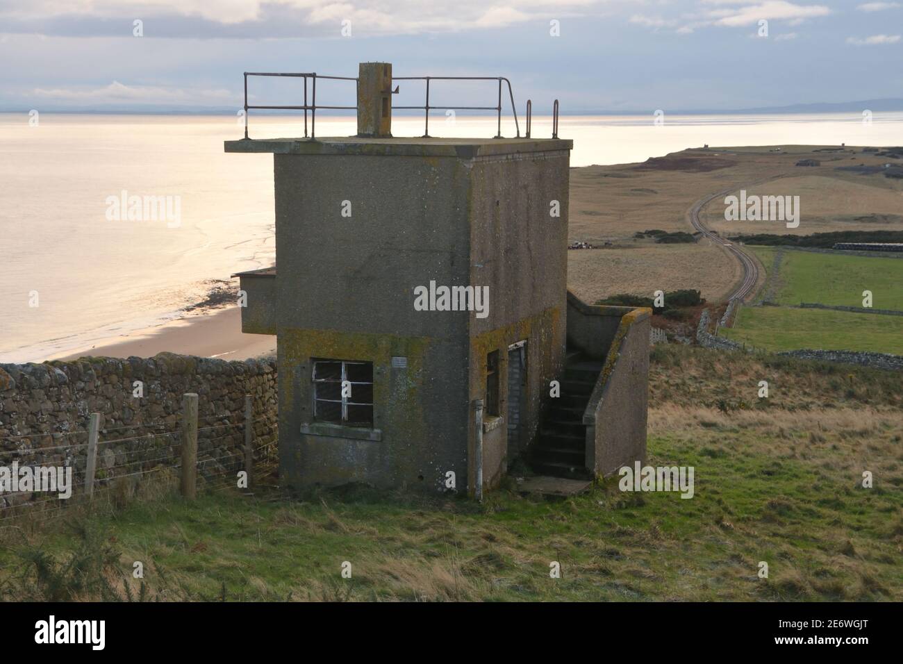 Ein stilles Betonausguchturm in Loth an der Ostküste Schottlands. Teil der historischen Chain Home Radar-Verteidigungsanlage. Stockfoto