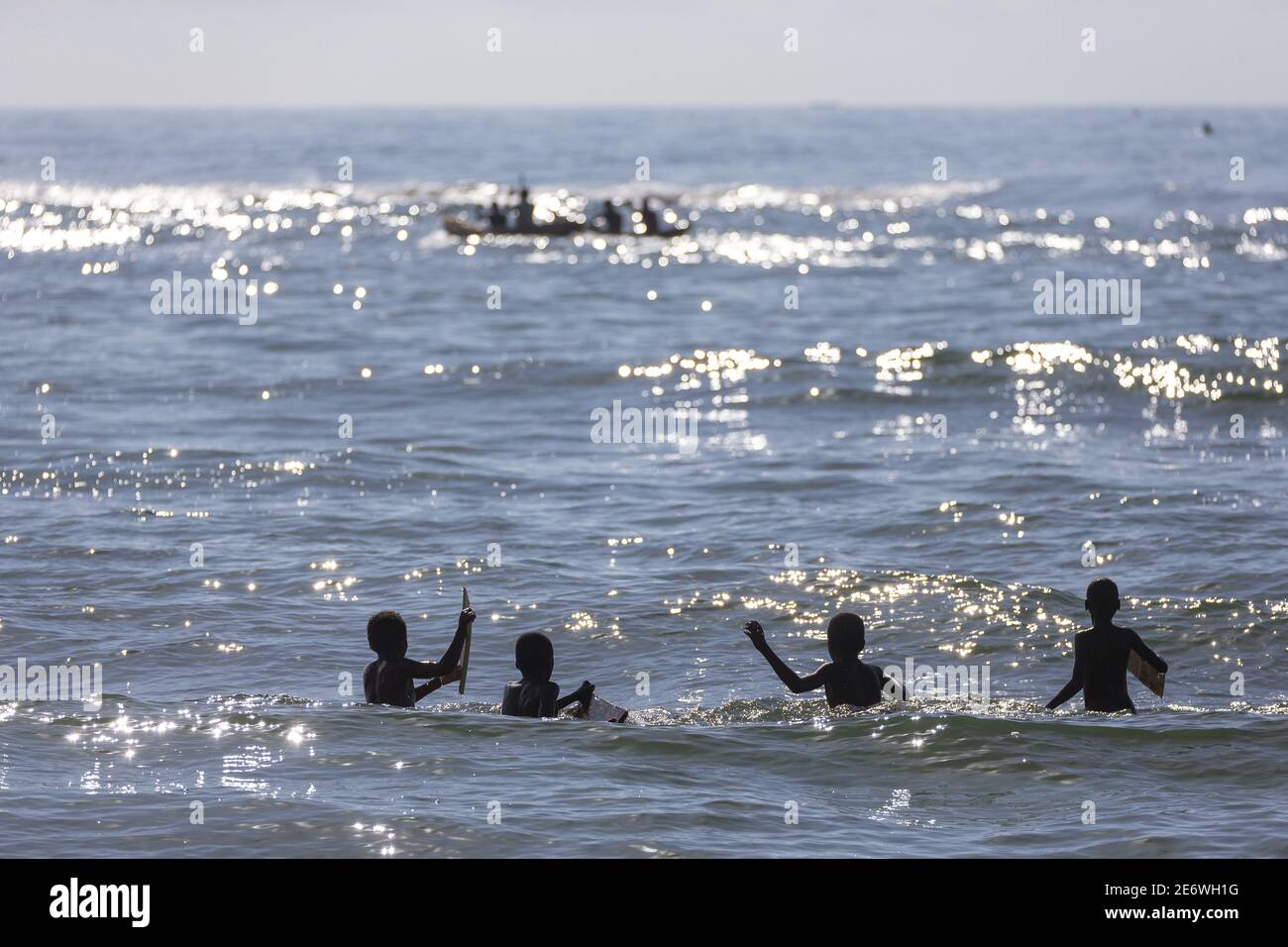 Madagaskar, Vatovavy-Fitovinany Region, Manakara, junge Jungen spielen in den Wellen Stockfoto