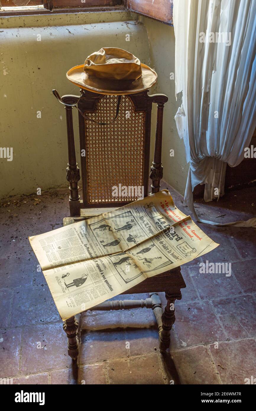 Vintage Stuhl mit Hut und verlassene Vintage Magazin. Stockfoto