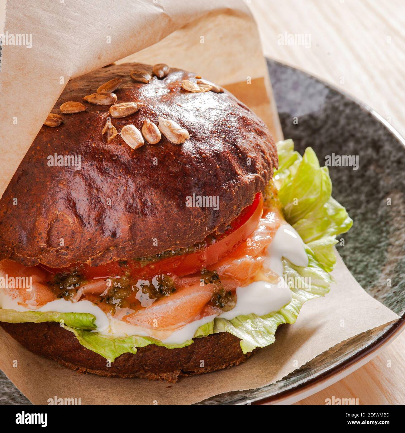 Geräucherter Lachsburger auf dem Teller im Restaurant Stockfoto