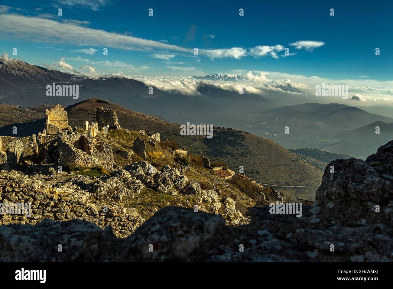 Die schneebedeckten Gipfel des Maiella-Gebirges von den Ruinen des alten Dorfes Rocca Calascio aus gesehen. Abruzzen, Italien Stockfoto