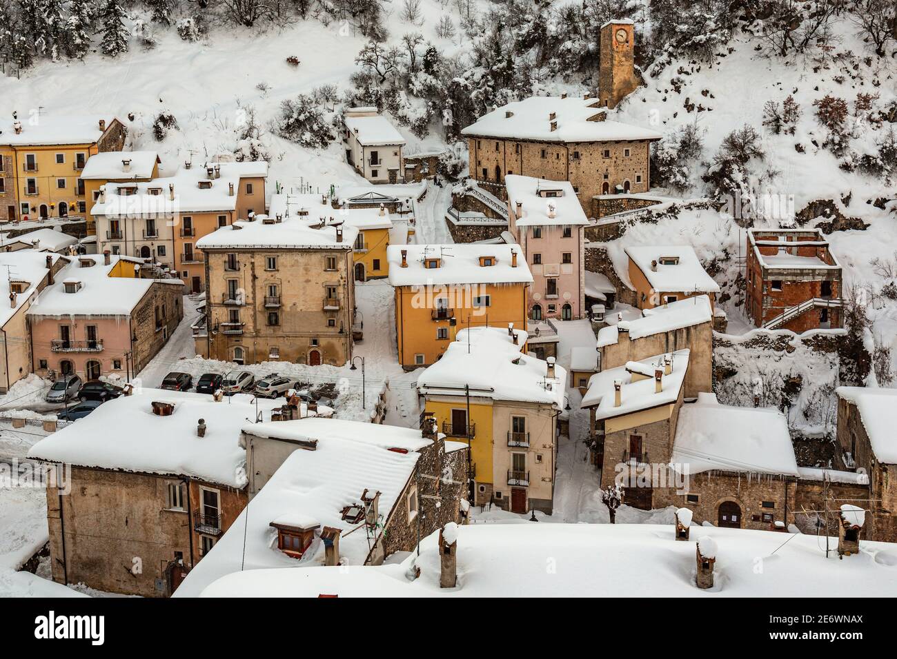 Blick von der Spitze der charakteristischen Stadt Rocca Pia nach einem starken Schneefall. Stockfoto