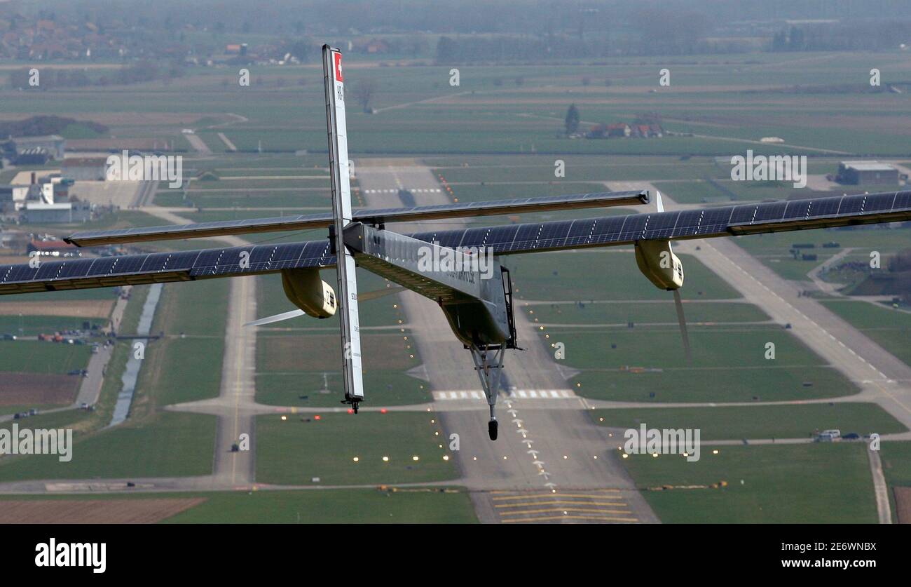 Deutsche Testpilot Markus Scherdel steuert die Solar Impulse HB-SIA  Prototyp Solarflugzeug während seinen ersten Flug über Payerne  Militärflugplatz 7. April 2010. Die Propeller-Flugzeug mit einer Spannweite  von 61 m (200 Fuß), ist