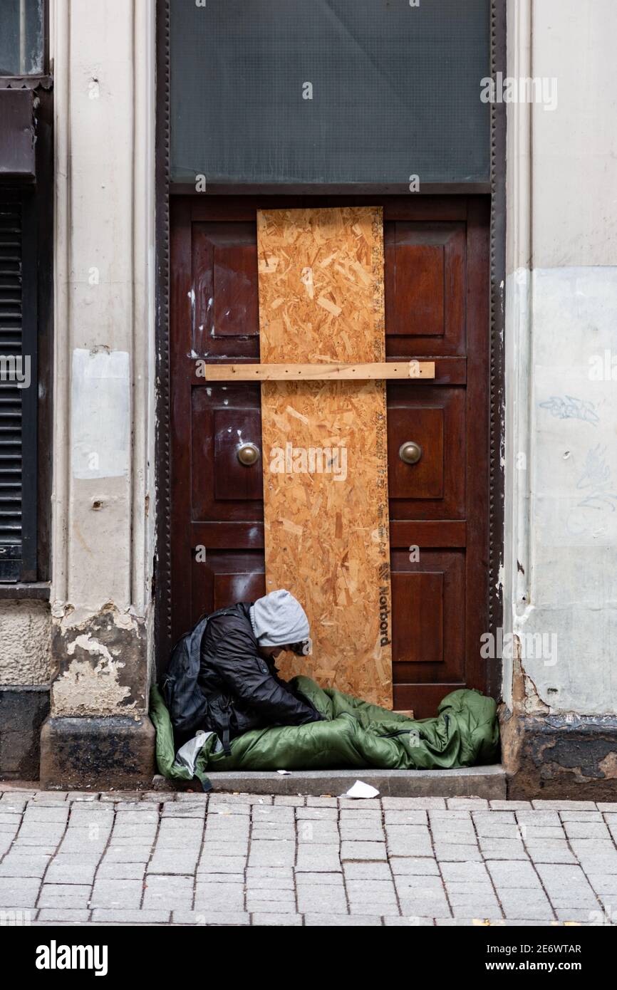 Obdachlose Person, die in einer Tür sitzt, Großbritannien 2021 Stockfoto