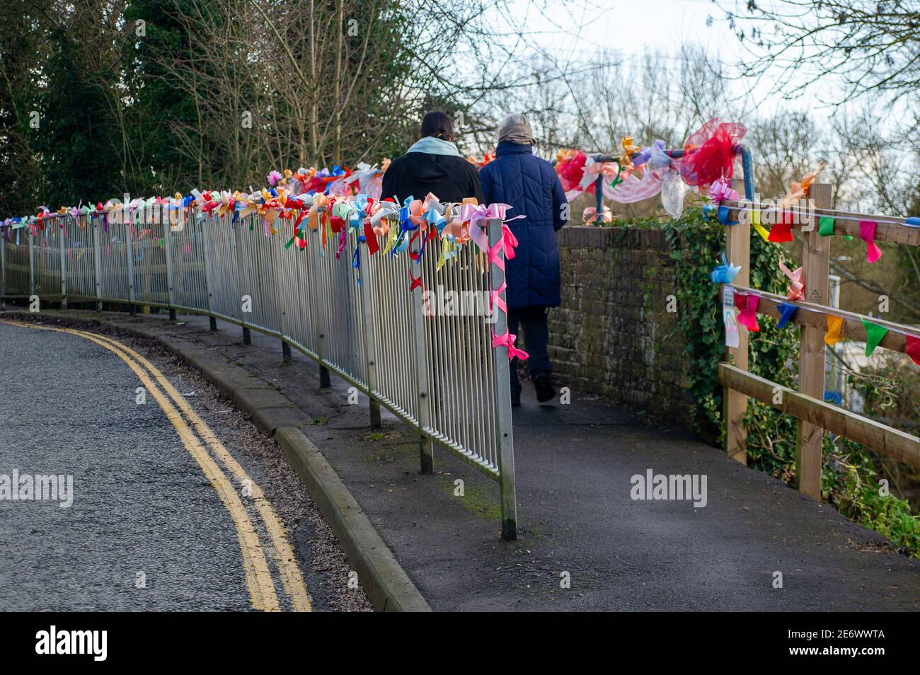 Wraysbury, Berkshrie, Großbritannien. Januar 2021. Kürbisse Vorschule Kindergarten und Mitglieder der lokalen Gemeinschaft haben die Eisenbahnbrücke in Wraysbury mit einem schönen bunten Dankeschön Tribut an die NHS und keyworkers geschmückt und nannte es die Brücke der Hoffnung. Es war wieder ein paar sehr schwierige Wochen für den NHS, da die Anzahl der Covid-19 Coronavirus Krankenhauseinweisungen seit Weihnachten ihren Höhepunkt erreicht hat. Dieses schöne Display ist ein passender Tribut und ein Leuchtfeuer der Hoffnung für strahlende Tage vor uns. Quelle: Maureen McLean/Alamy Live News Stockfoto