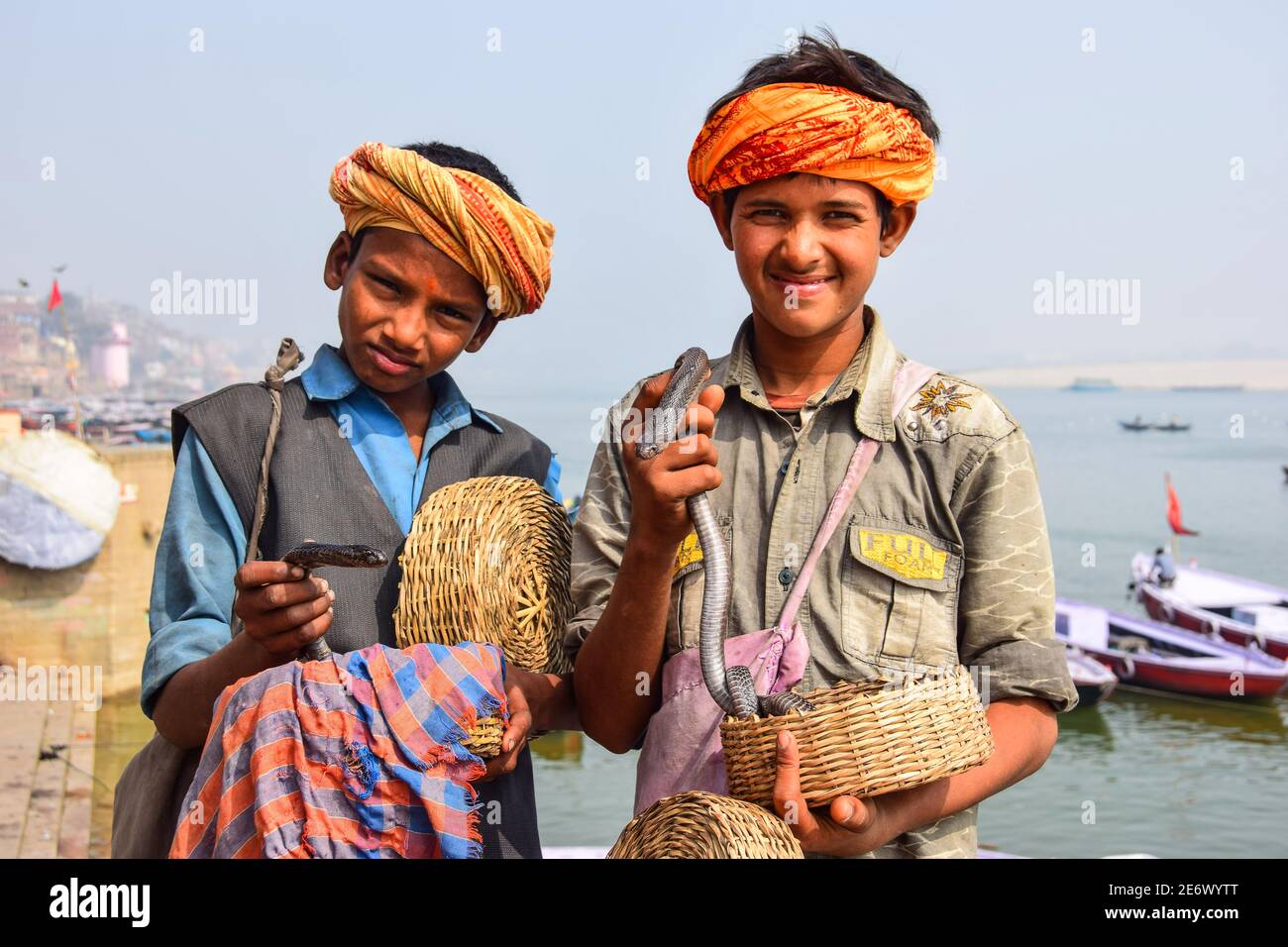 Indische Jungen mit Schlangen, Varanasi, Indien Stockfoto