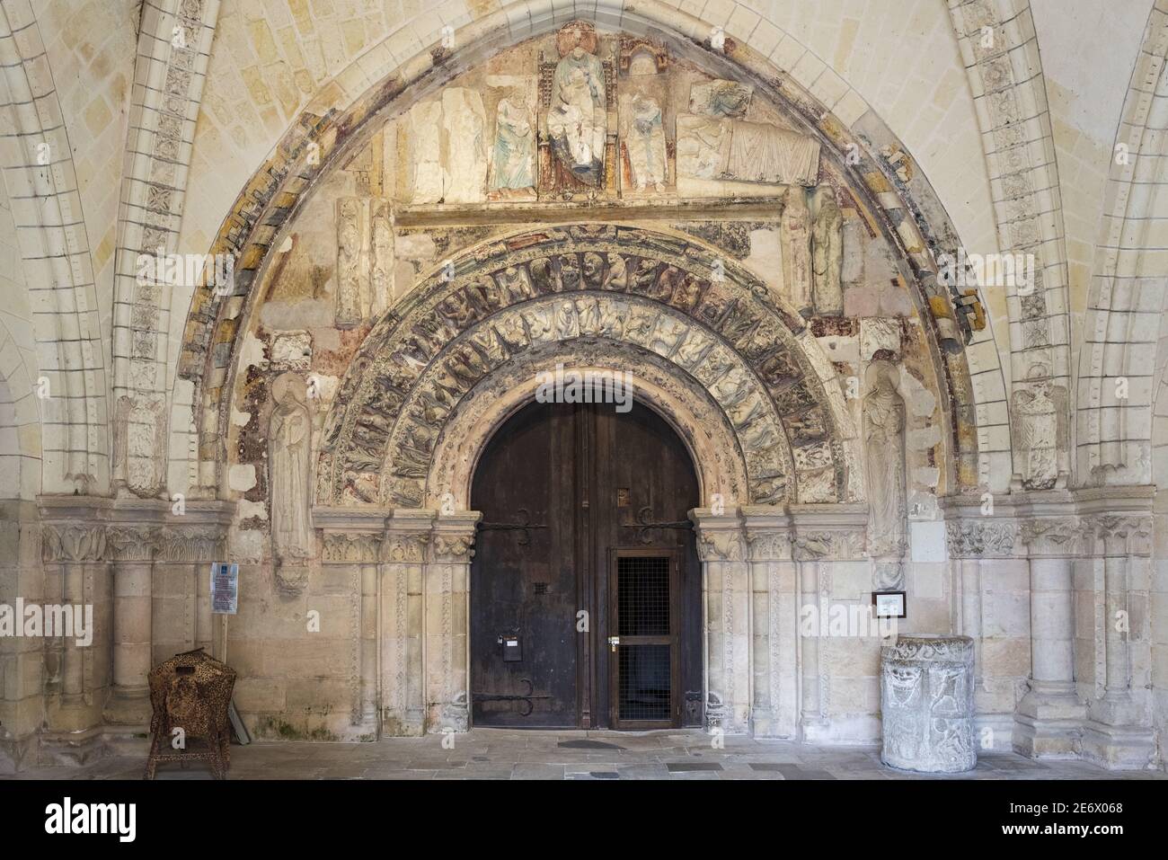 Frankreich, Indre et Loire, Loches, Saint Ours Church, Notre Dame Stiftskirche, reich verzierten romanischen Bogen und Tür Stockfoto