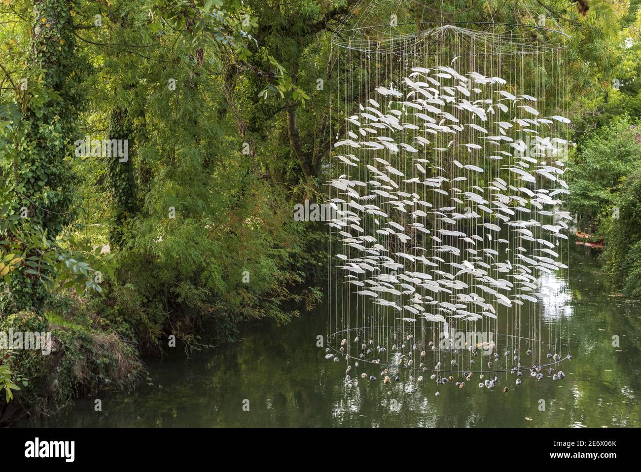 Frankreich, Indre et Loire, Beaulieu les Loches, Arbeit von Ludivine Dumont und Didier Ferment mit dem Titel Cesser de questionerer, über dem Indre-Kanal schwebend, künstlerische und bukolische Route Beaux Lieux Stockfoto