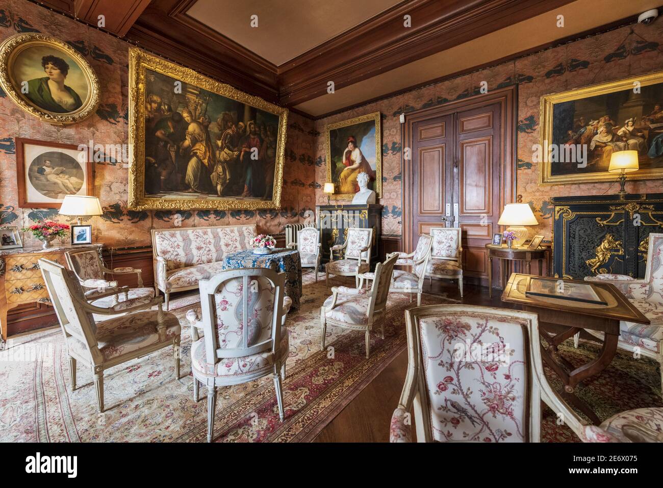 Frankreich, Indre et Loire, Loire-Tal, Montresor, beschriftet Les Plus Beaux Villages de France (die schönsten Dörfer Frankreichs), Schloss Montresor Innenraum, Stil des zweiten Reiches, Wohnzimmer mit einer Leinwand zugeschrieben Veronese oder dem Studio, in dem ein Selbstporträt versteckt ist Stockfoto
