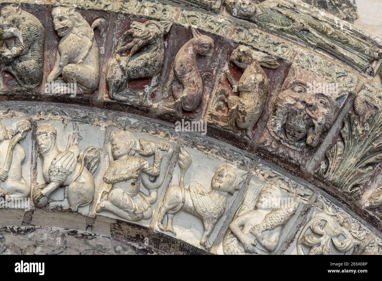 Frankreich, Indre et Loire, Loches, Eglise Saint Ours, Notre Dame Stiftskirche, reich verzierten romanischen Bogen Stockfoto