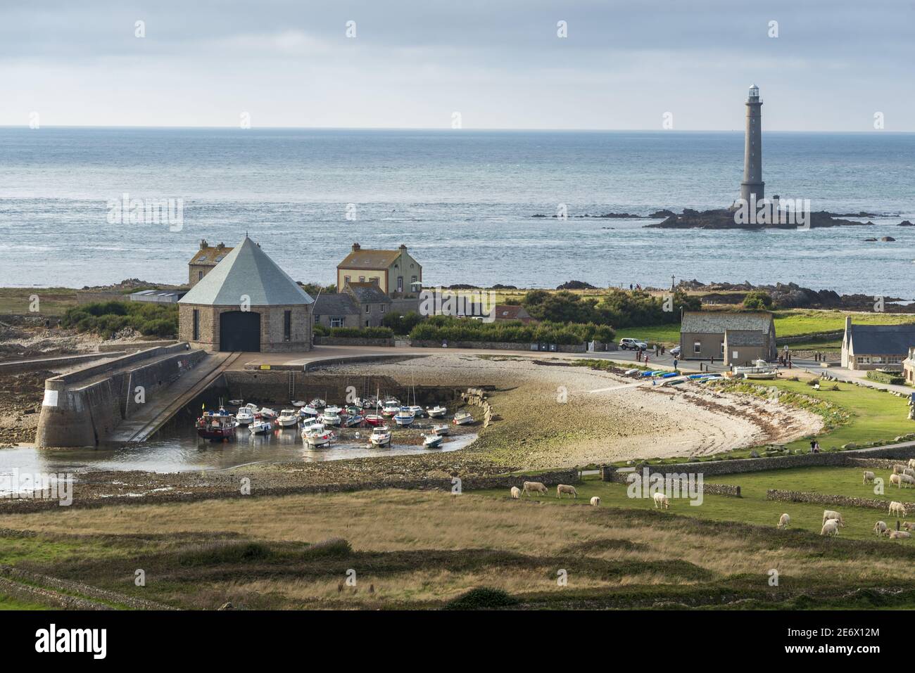 Frankreich, Manche, Cotentin, Cap de la Hague, Goury, achteckiges Gebäude der SNSM und Leuchtturm von La Hague Stockfoto