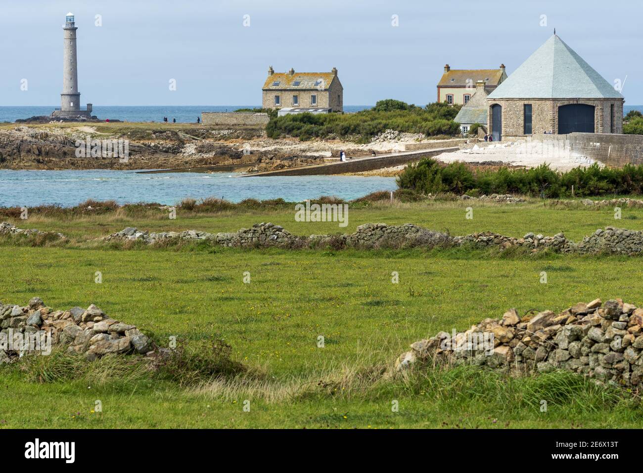 Frankreich, Manche, Cotentin, Cap de la Hague, Goury, Leuchtturm von La Hague und achteckiges Gebäude der SNSM Stockfoto