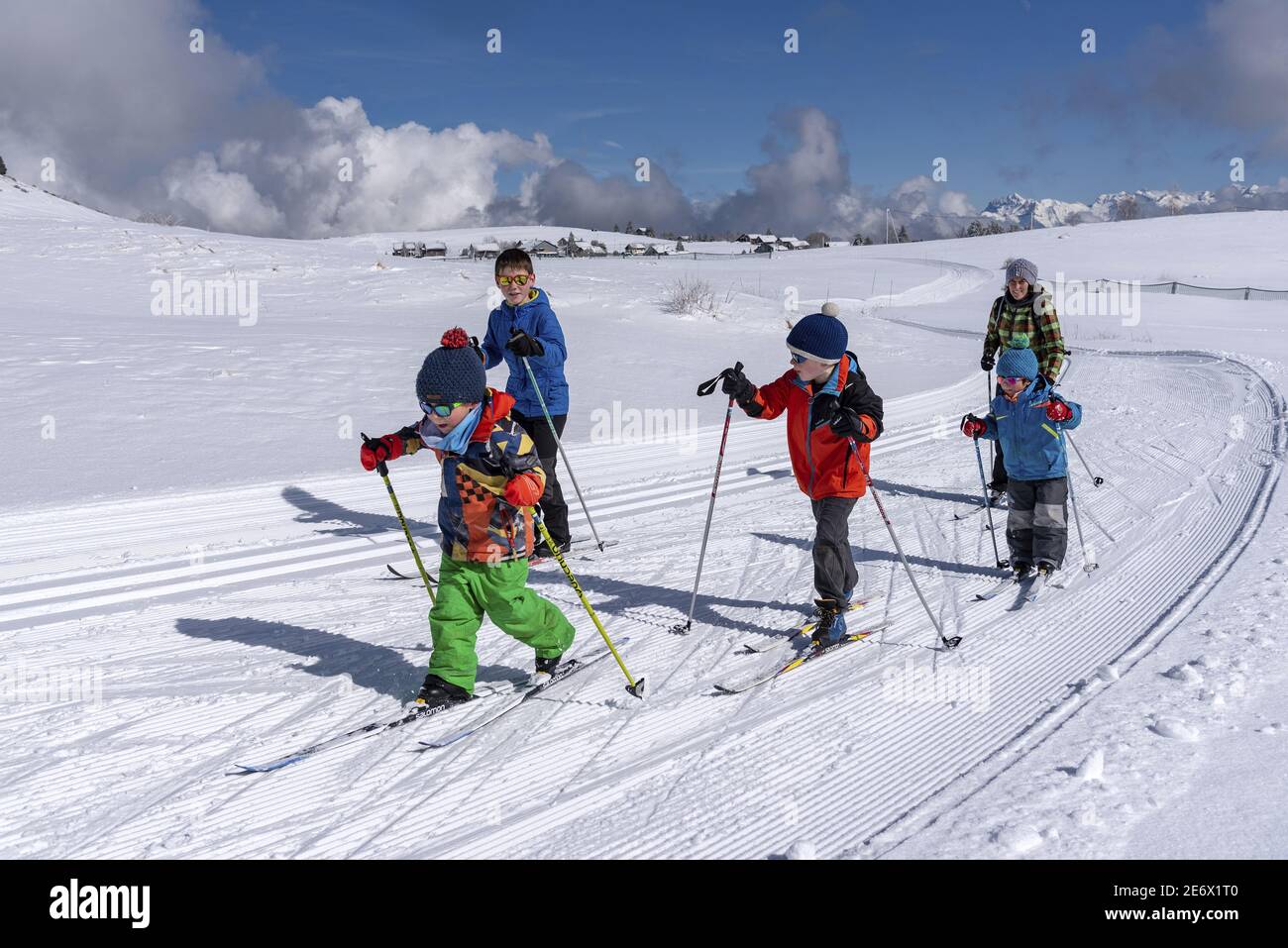 Frankreich, Haute Savoie, Faucigny, Brison, Plateau de Solaison, kleine Kinder üben Langlauf Stockfoto
