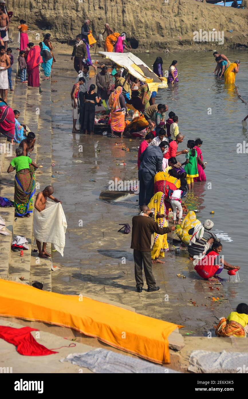 Indianer Baden im Ganges Fluss, Varanasi, Indien Stockfoto