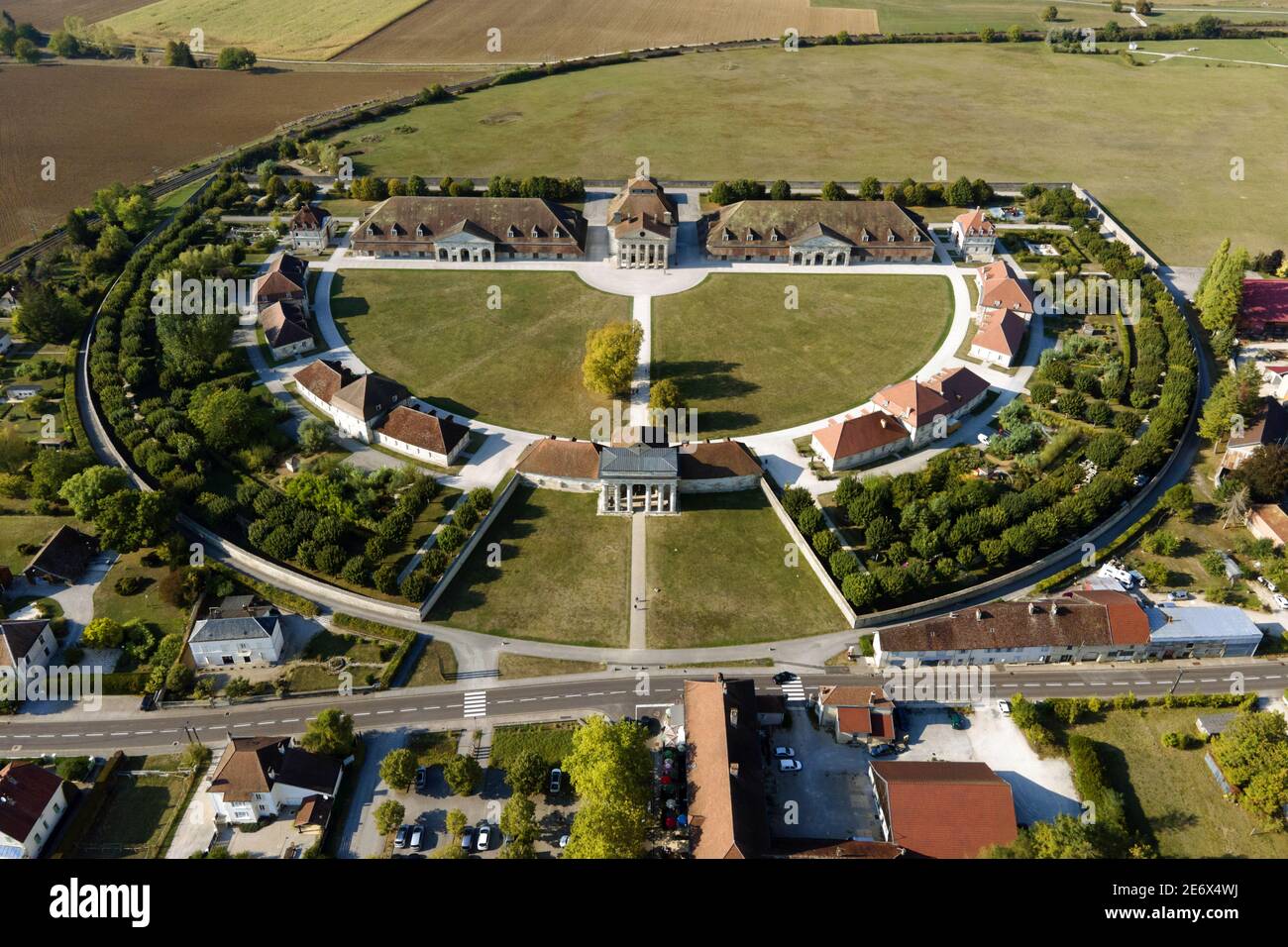 Frankreich, Doubs, Arc et Senans, die königlichen Salinen des Architekten Claude-Nicolas Ledoux, die von der UNESCO zum Weltkulturerbe erklärt wurden (Luftaufnahme) Stockfoto