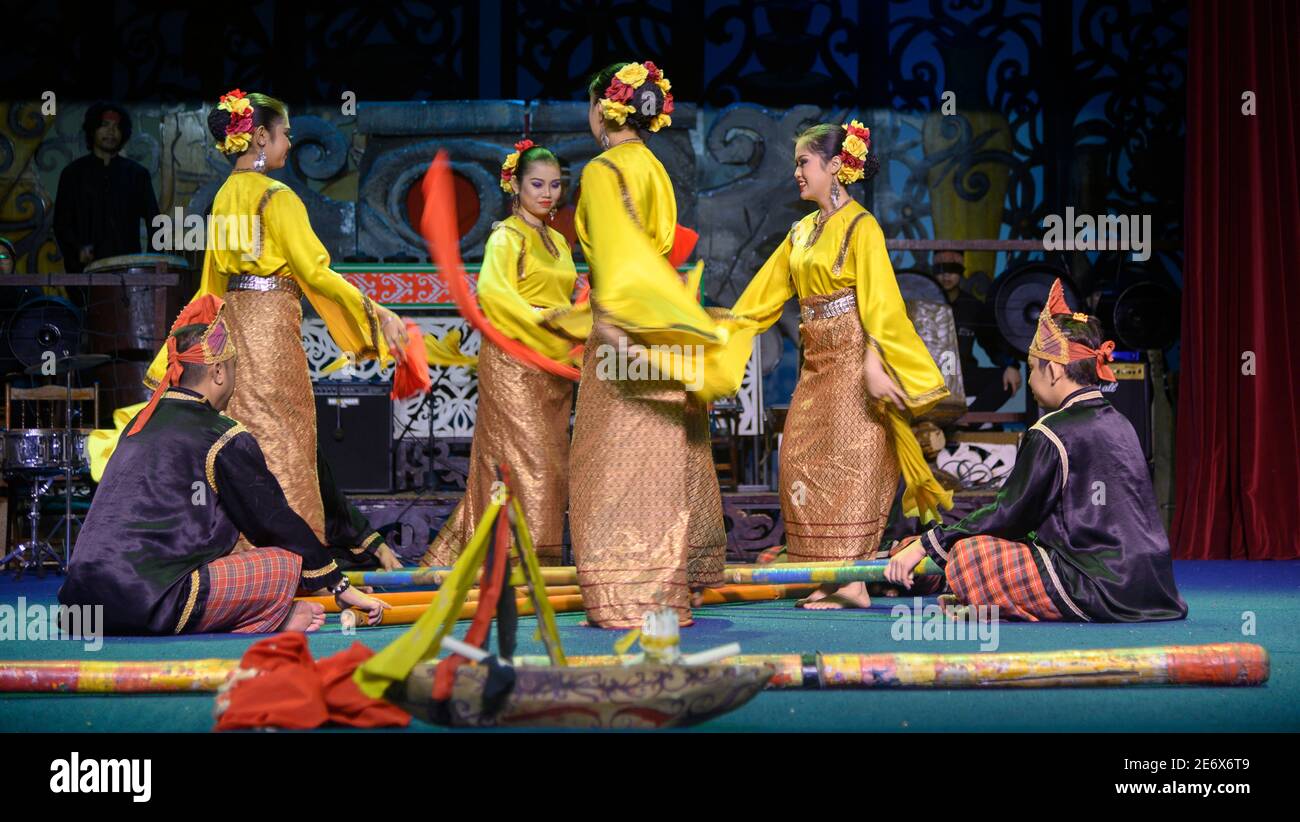 Bamboo Pole Kultur Tanz im Sarawak Kultur Dorf in Kuching Malaysia Stockfoto