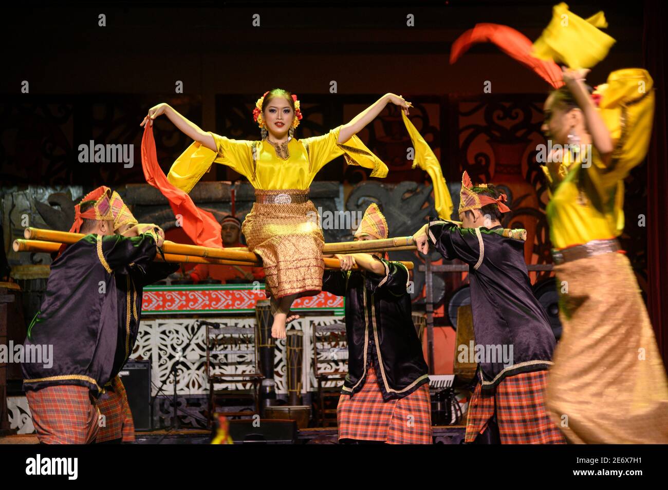 Bamboo Pole Kultur Tanz im Sarawak Kultur Dorf in Kuching Malaysia Stockfoto