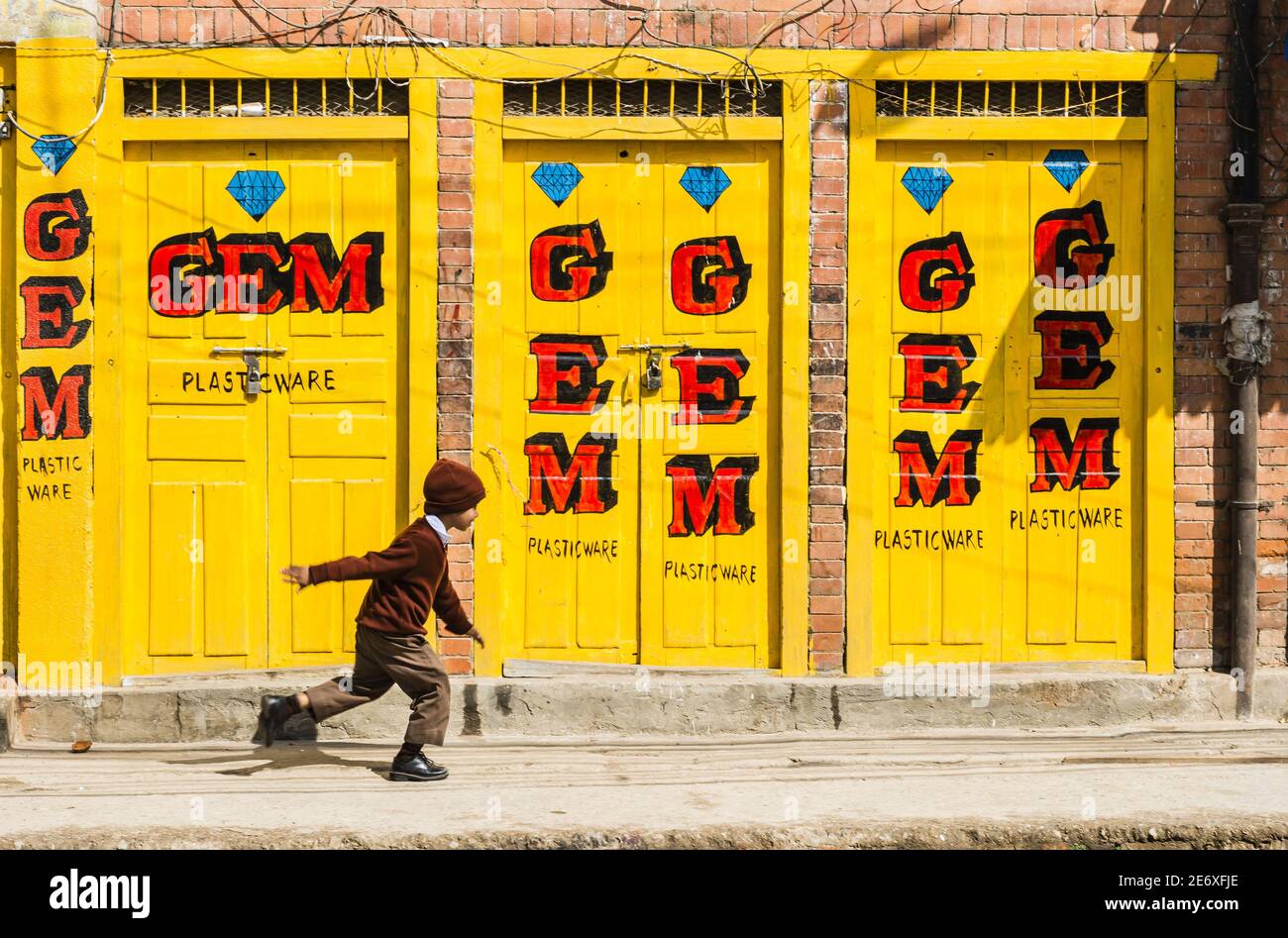 Nepal, Kathmandu Tal, Bagmati Gegend, Kathmandu Bezirk, Kirtipur, Junge läuft in der Innenstadt Stockfoto
