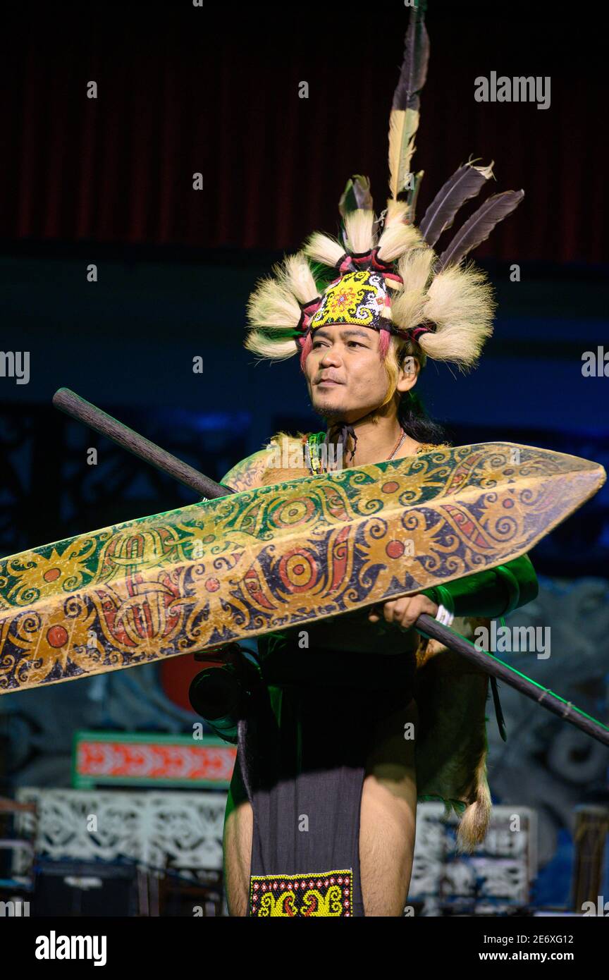 IBAN und Ngajat tanzen im Sarawak Kulturdorf In Kuching Malaysia Stockfoto