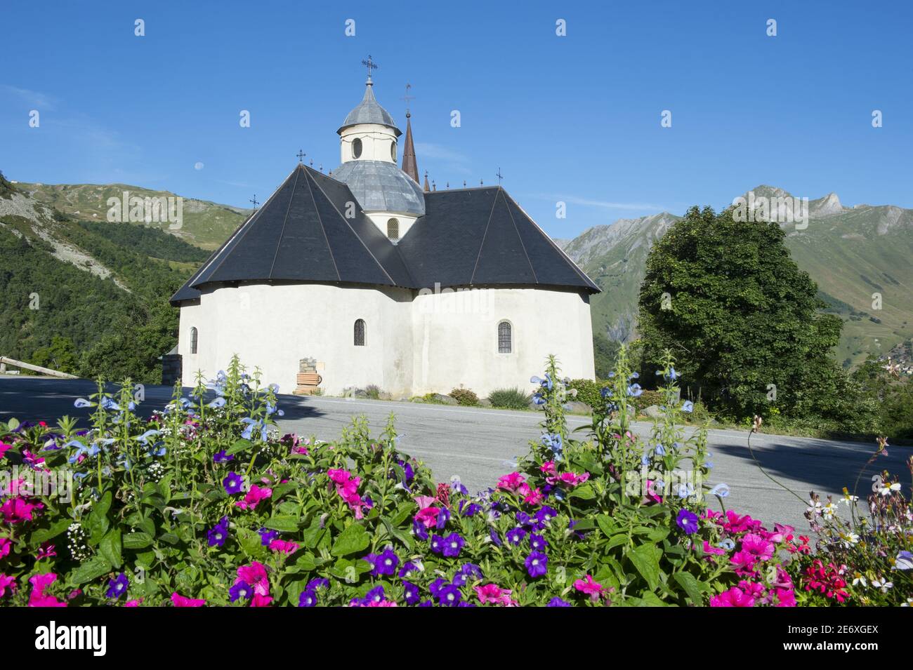 Frankreich, Savoie, Massiv der Vanoise, die 3 Täler, Saint Martin de Belleville, die barocke Kapelle Unsere Dame des Lebens eingeschrieben in das historische Denkmal und massiv von Blumen Stockfoto