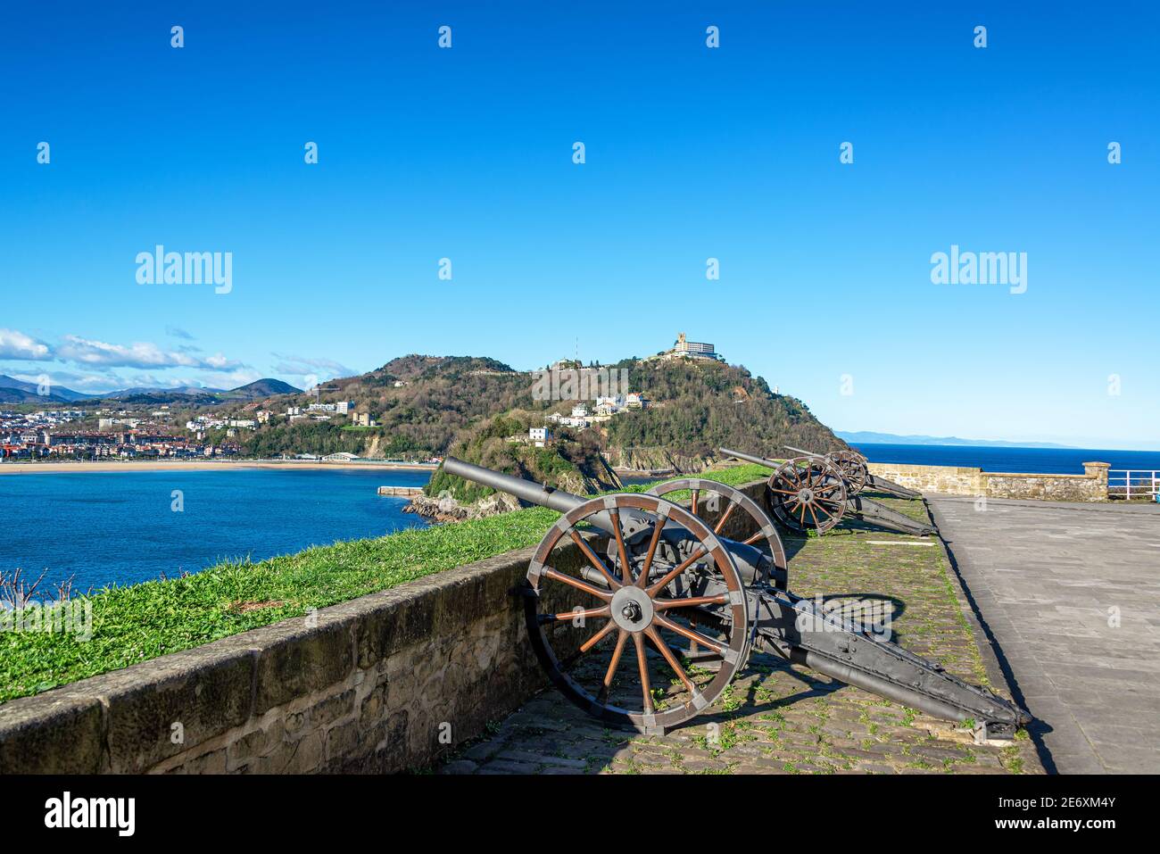 Blick auf die Kanonen in der Bucht von San Sebastian, Spanien Stockfoto