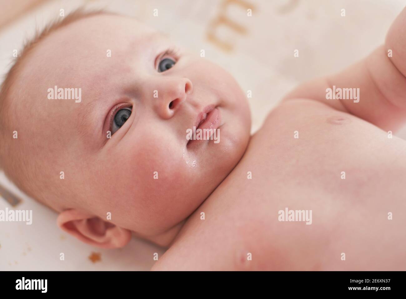 4 Monate alt Baby Junge am Wickeltisch, Nahaufnahme Detail auf seinem Kopf Stockfoto