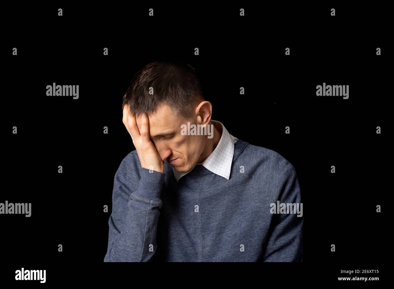 Psychische Gesundheit. Ein Mann in einem deprimierten Zustand auf einem schwarzen Hintergrund. Trauriger Mann. Stockfoto