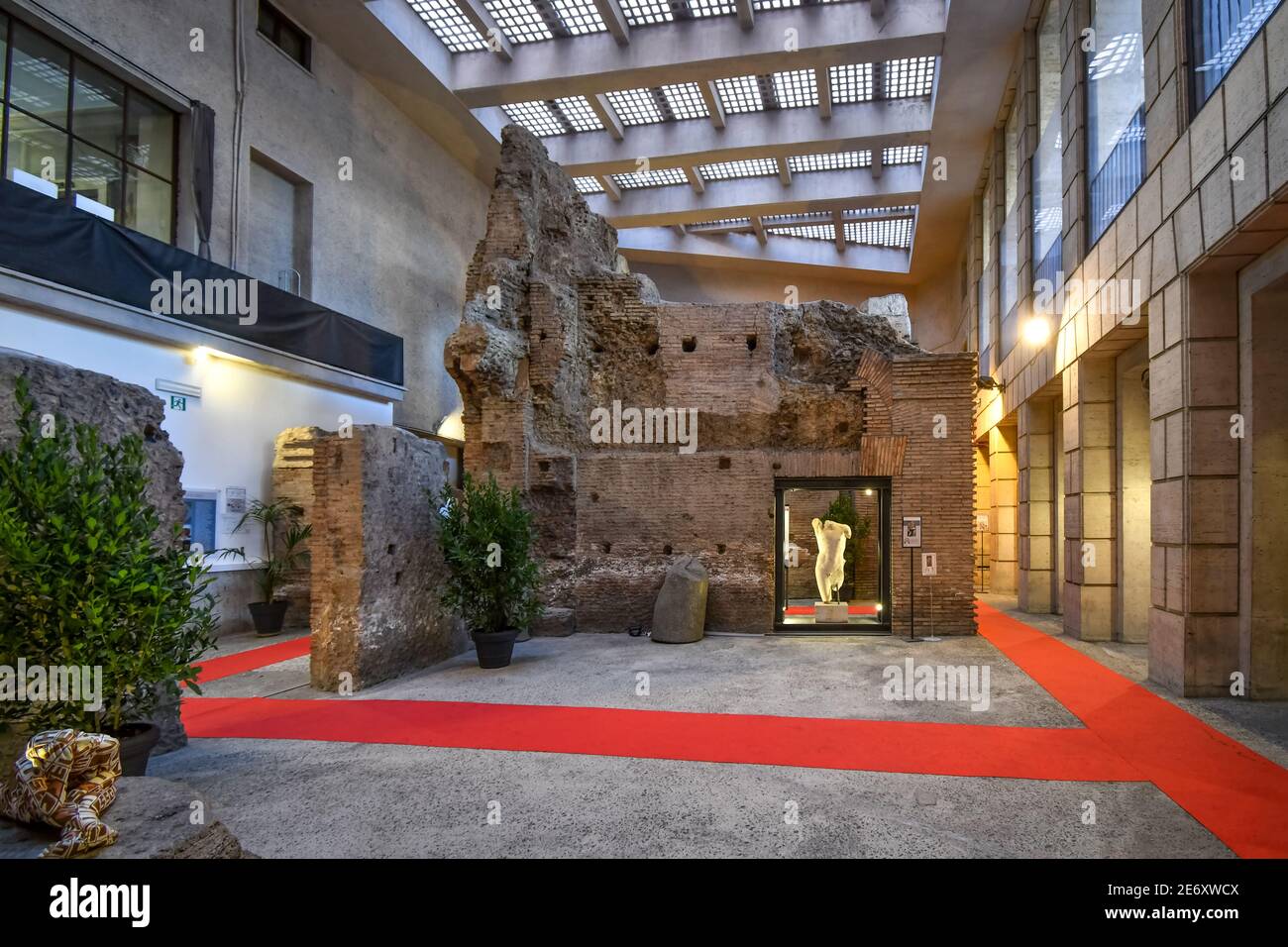 Die unterirdische Museumsausstellung der antiken Ruinen und Überreste des Domitian-Stadions unter der Piazza Navona in Rom, Italien. Stockfoto