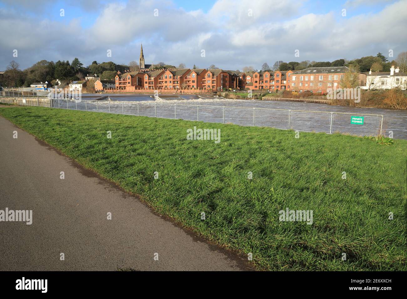 Exeter-Hochwasserschutzkanal nach starkem Regen, Devon, England, Großbritannien Stockfoto