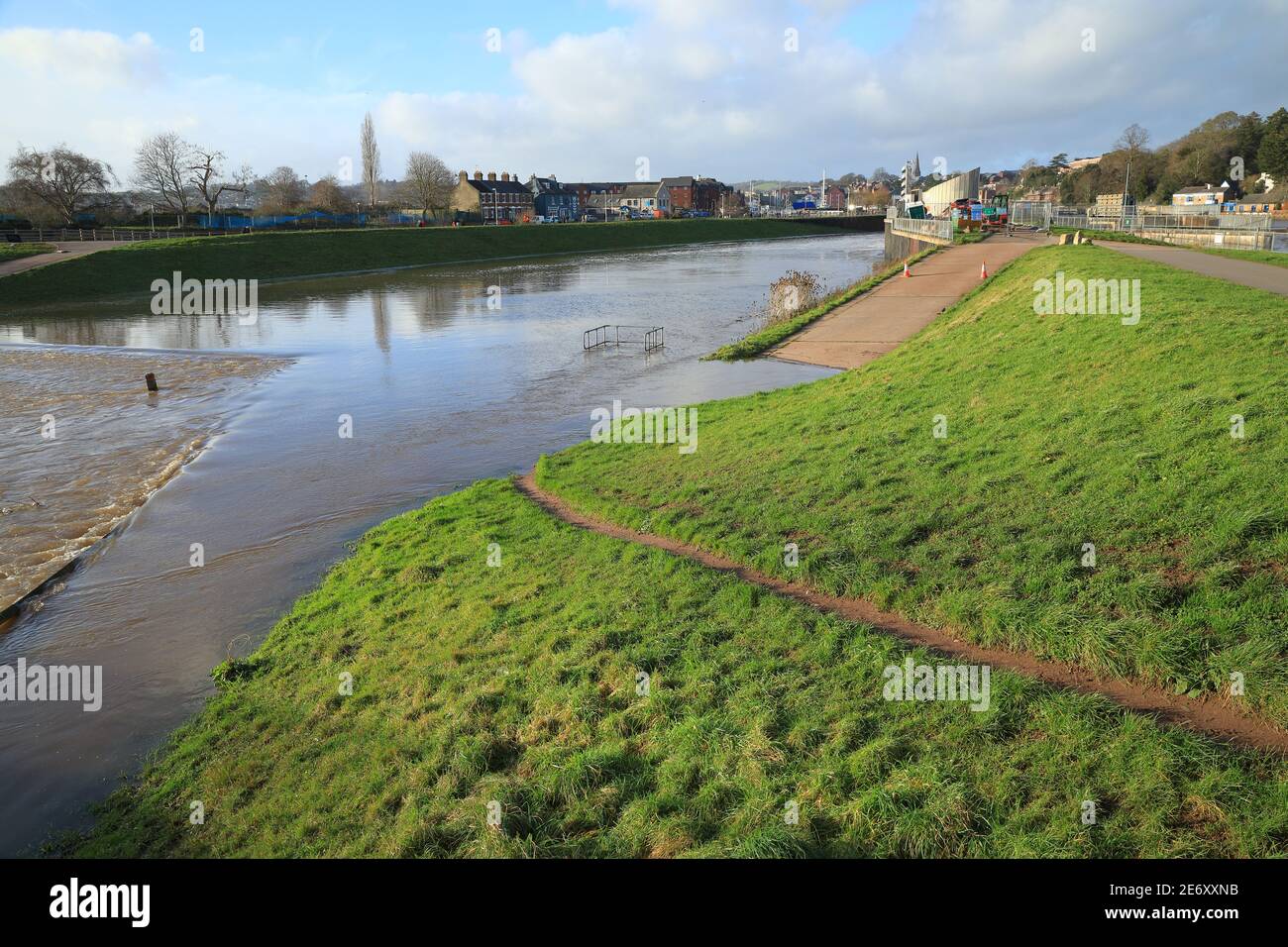 Exeter-Hochwasserschutzkanal nach starkem Regen, Devon, England, Großbritannien Stockfoto