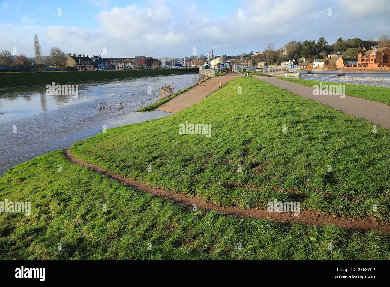 Exeter-Hochwasserschutzkanal nach starkem Regen, Devon, England, Großbritannien Stockfoto