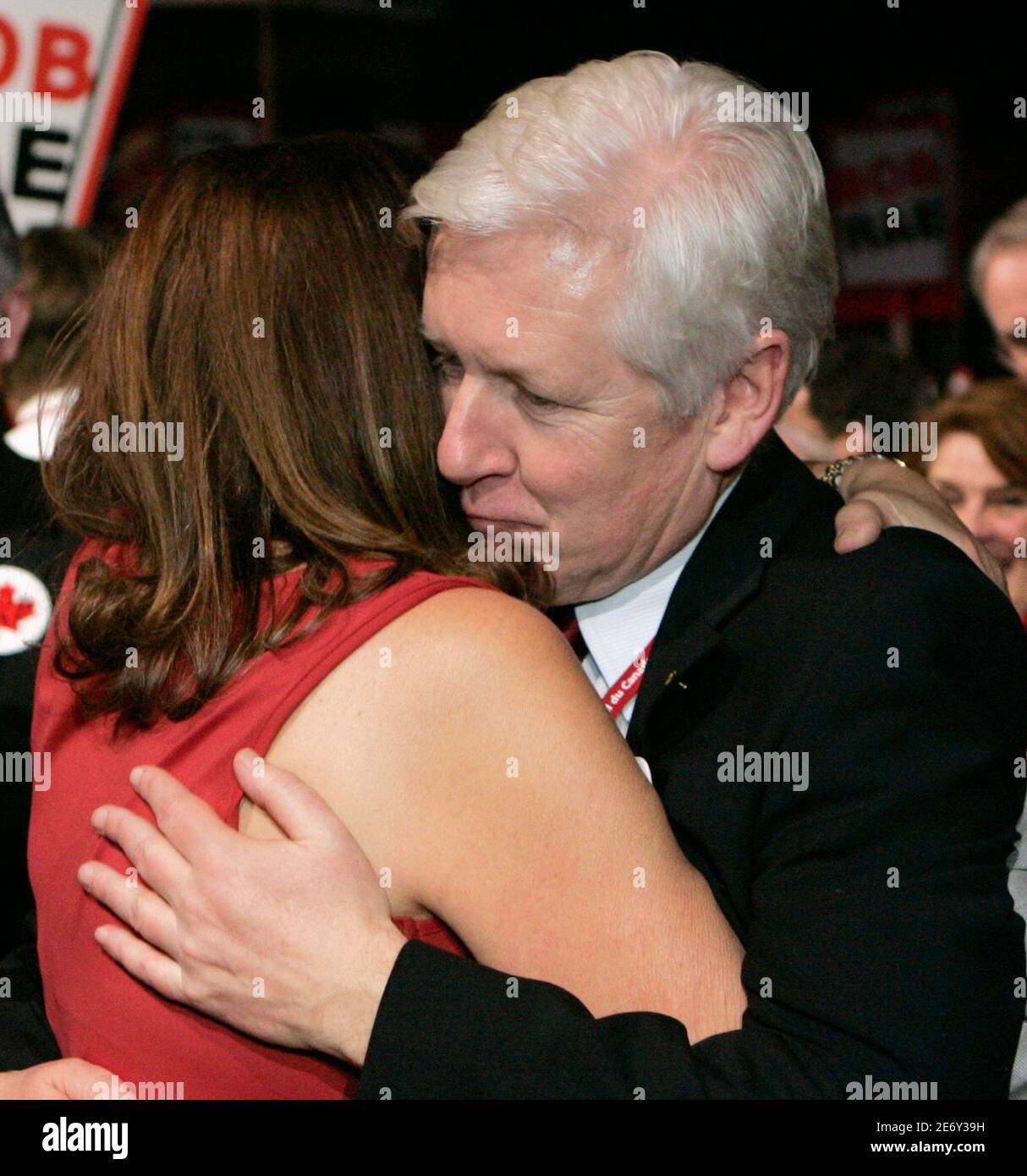 Liberaler Führungsanwärter Bob Rae (R) umarmt seine Frau Arlene Perly Rae, nachdem er auf der Liberalen Versammlung in Montreal am 2. Dezember 2006 eliminiert wurde. REUTERS/Chris Wattie (KANADA) Stockfoto