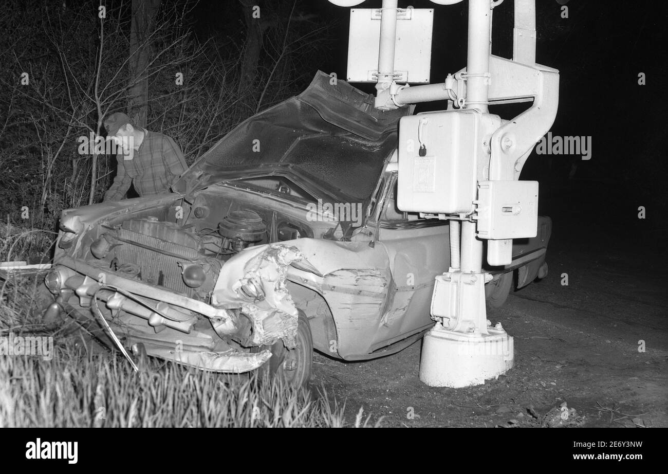 Ein Autounfall 1967 Wyoming Valley, Pennsylvania, USA Winter. Stockfoto