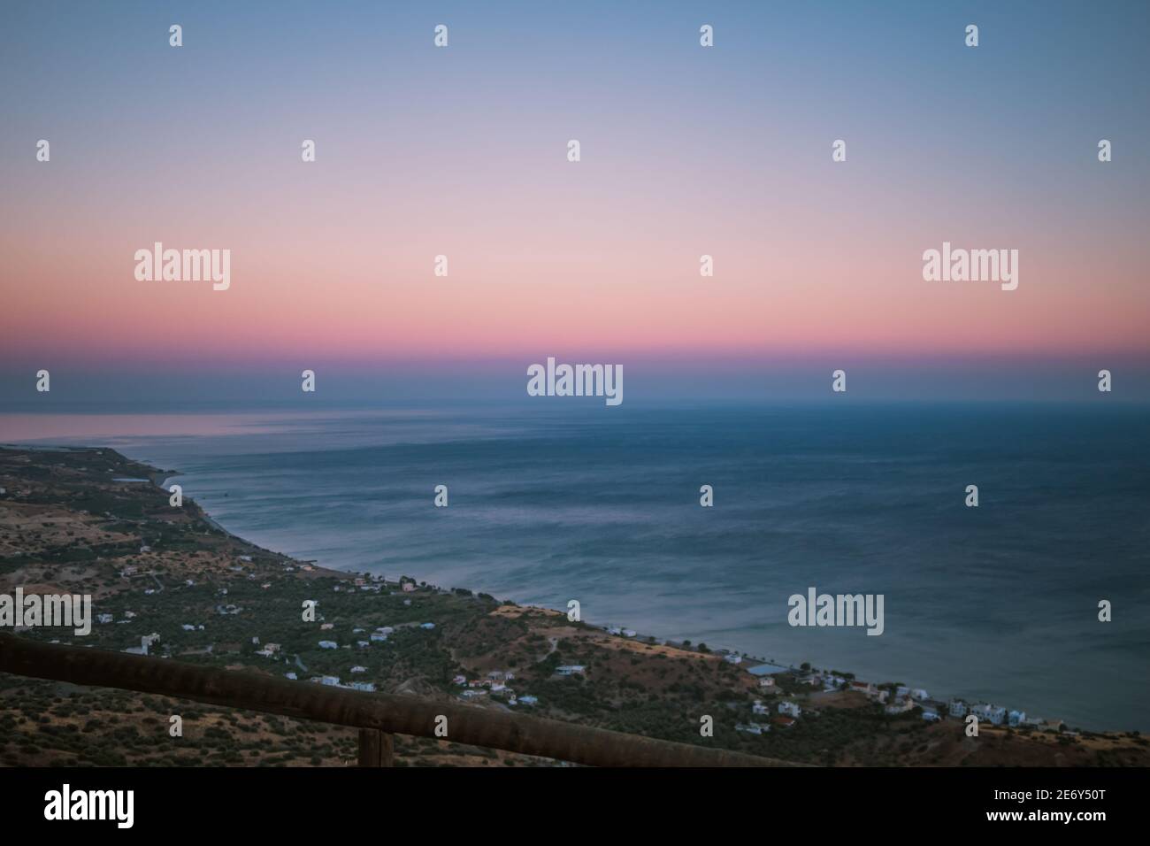 Küstenlandschaft des libyschen Meeres in Keratokampos, Kreta bei Sonnenuntergang Stockfoto