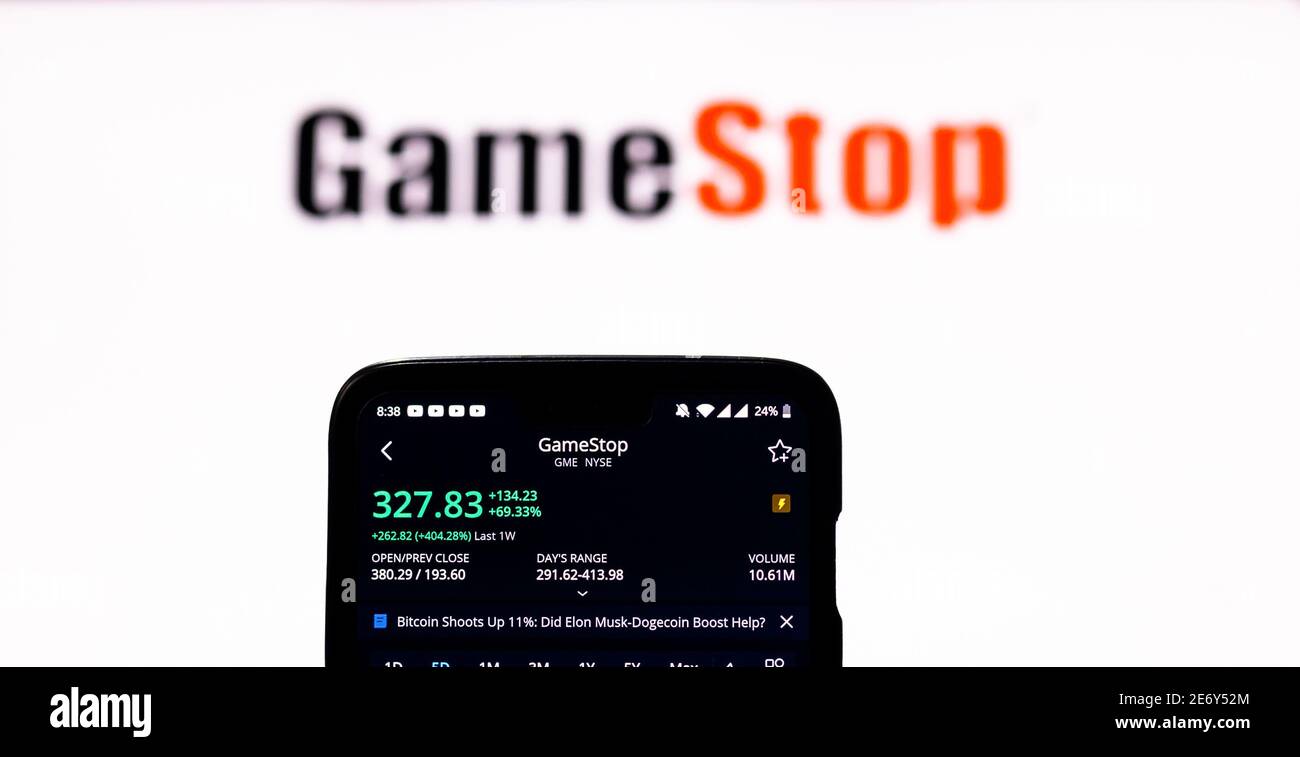 Kathmandu, Nepal - Januar 29 2021: Aktienhandel-App am Telefon zeigt Aktienkurs von GME gegen GameStop-Logo. Stockfoto