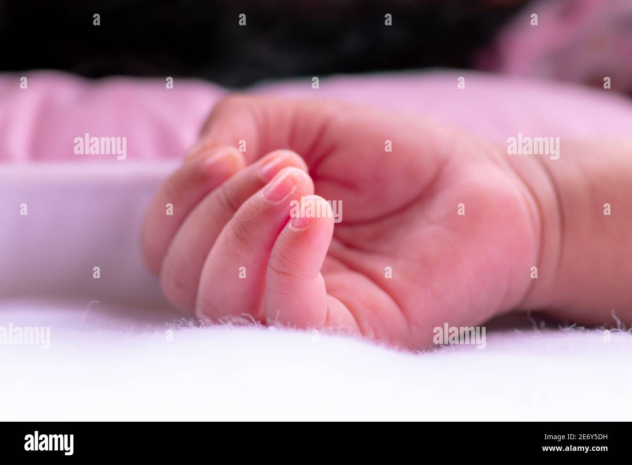 Baby Hand ruht auf weißen flauschigen sauberen Tuch, neu geboren, 3 Wochen alt gesunde Baby Mädchen Hand Upside close up Foto, Finger sind so klein und ad Stockfoto