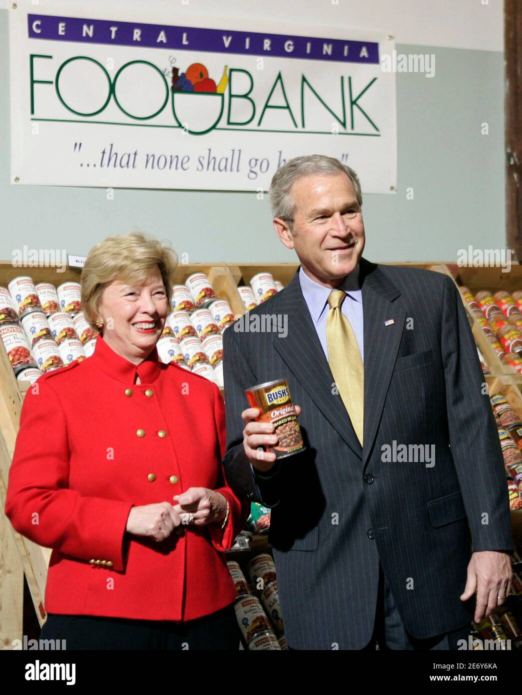 U.S. President George W. Bush (R) hält eine Dose Bushs Bohnen neben Faye Lohr, CEO der zentralen Virginia Foodbank gebacken, da er das Werk in Richmond, VA, 19. November 2007 tourt. Bush reiste nach Virginia für Ereignisse vor dem Thanksgiving-Feiertag.      REUTERS/Jason Reed (Vereinigte Staaten) Stockfoto