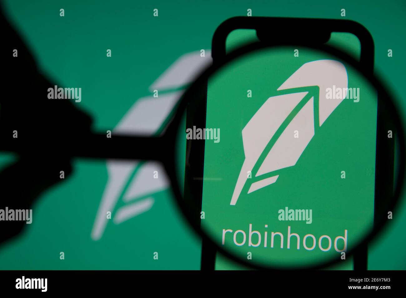 LONDON, UK - Januar 2021: Robinhood investiert App unter Lupe Stockfoto