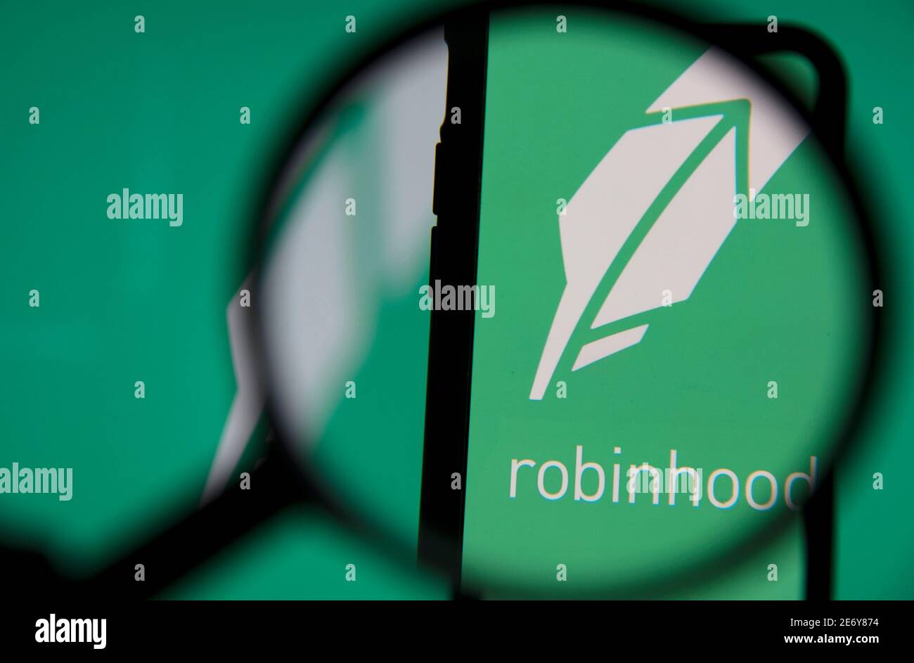 LONDON, UK - Januar 2021: Robinhood investiert App unter Lupe Stockfoto