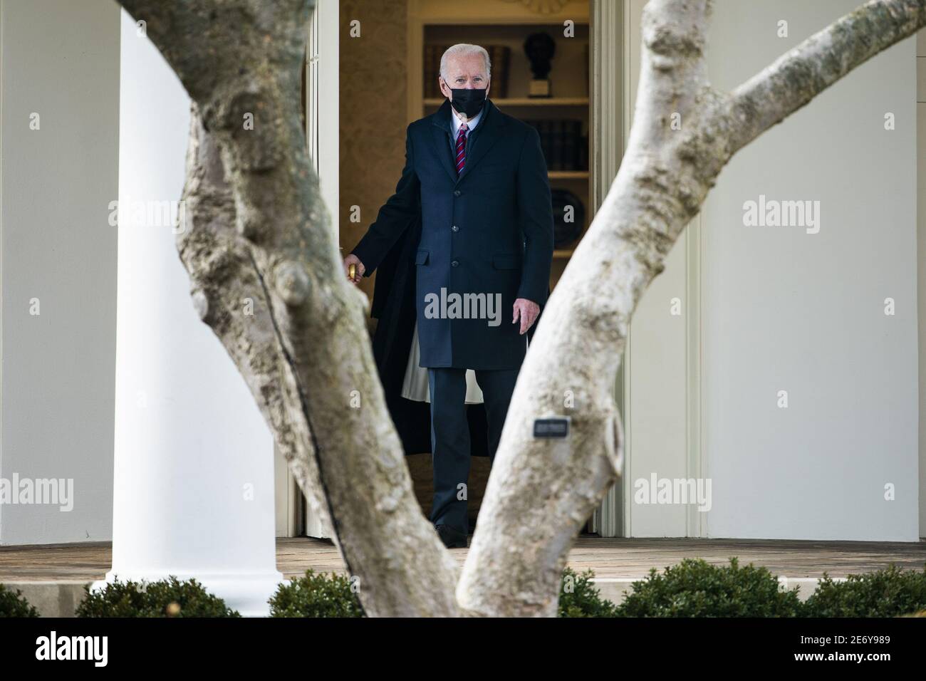 Washington, Usa. Januar 2021. US-Präsident Joe Biden verlässt das Weiße Haus für einen kurzen Besuch mit verwundeten Veteranen im Walter Reed Medical Center in Washington, DC am 29. Januar 2021. Foto von Jim Lo Scalzo/UPI Kredit: UPI/Alamy Live Nachrichten Stockfoto