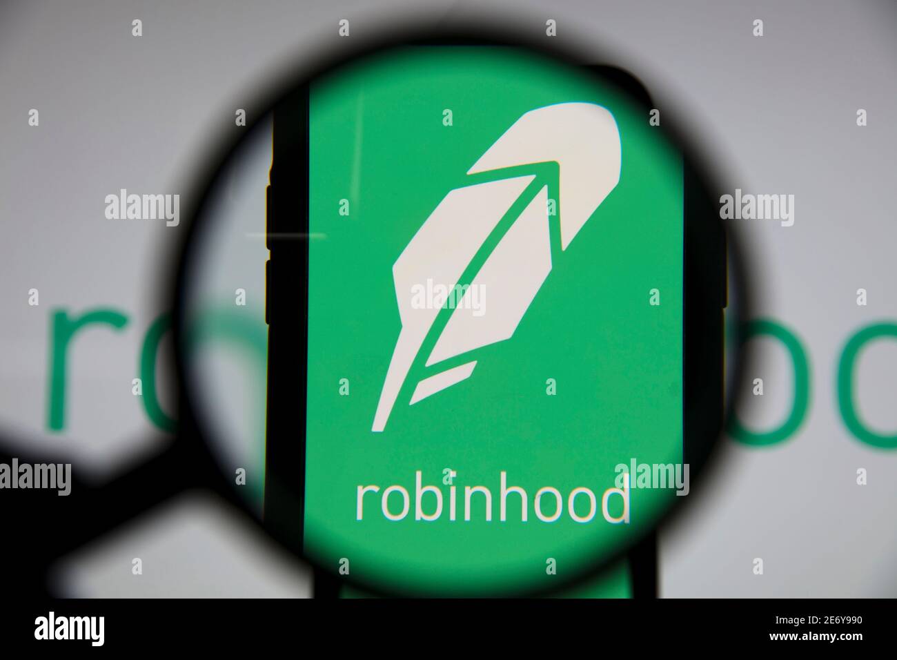 LONDON, UK - Januar 2021: Robinhood investiert App unter Lupe Stockfoto